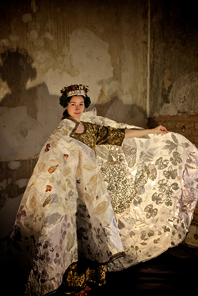 Papierkleider Madonnenmantel